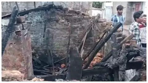 Chhattisgarh News : दुर्ग में सिलेंडर ब्लास्ट बना मौत का मंजर, डेढ़ साल की बच्ची समेत 4 जिंदा जले Chhattisgarh News : दुर्ग में सिलेंडर ब्लास्ट बना मौत का मंजर, डेढ़ साल की बच्ची समेत 4 जिंदा जले