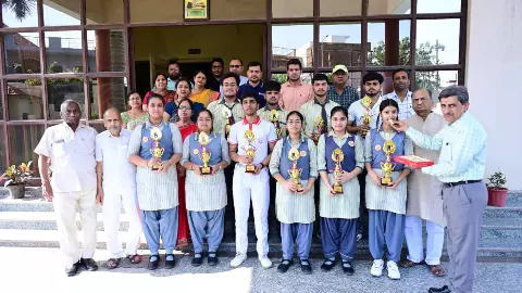Baghpat News:लॉर्ड महावीरा एकेडमी का सीबीएसई परिणाम में शानदार प्रदर्शन, कॉमर्स व साइंस टॉपर्स घोषित