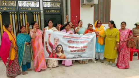 Shravasti News: भाजपा महिला मोर्चा ने सांसद के आवास का किया घेराव, सपा के विरोध में लगाए नारे Shravasti News: भाजपा महिला मोर्चा ने सांसद के आवास का किया घेराव, सपा के विरोध में लगाए नारे