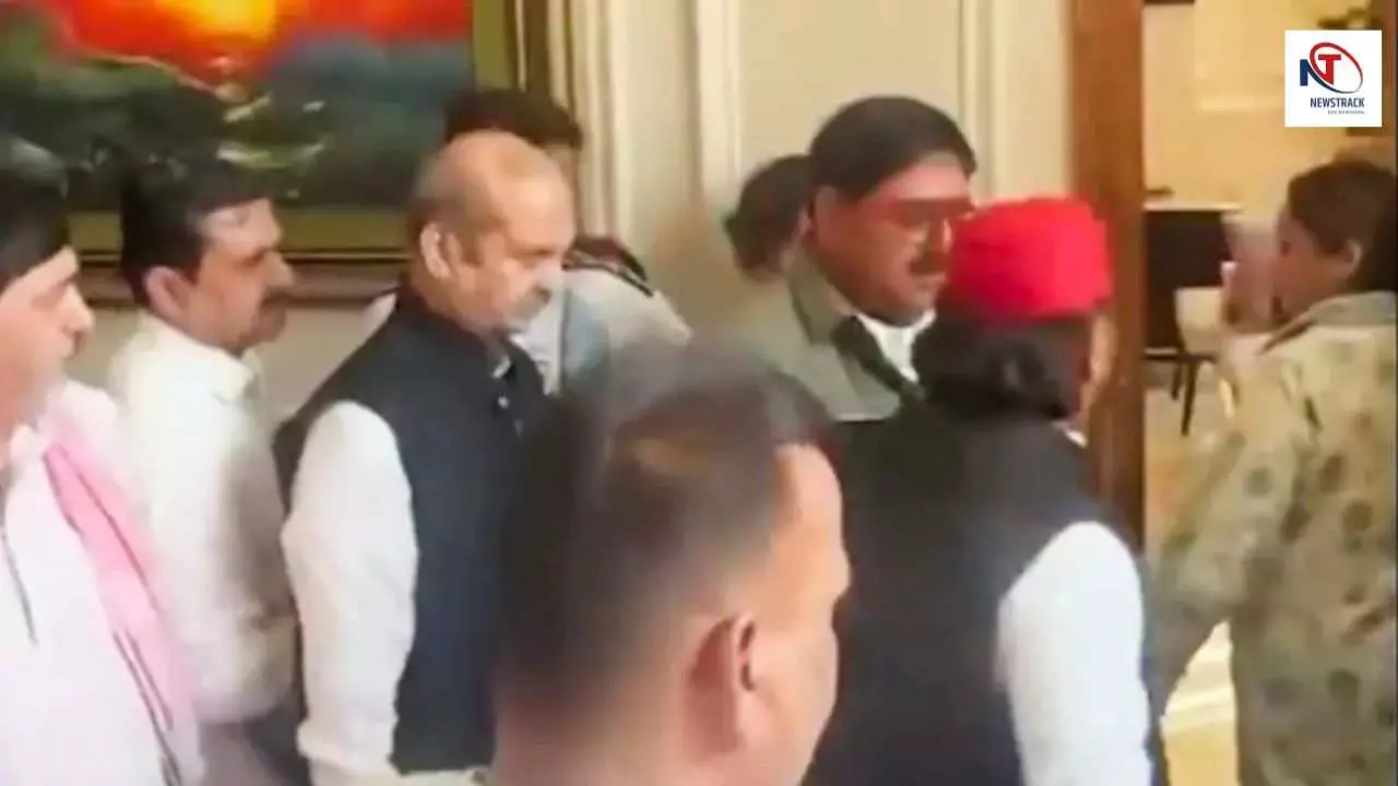 Akhilesh-Aparna Yadav Meeting: बंद कमरे में 20 मिनट अखिलेश-अपर्णा की मुलाकात! बाहर खड़ा रहा पूरा परिवार, जानिए क्या हुई बात