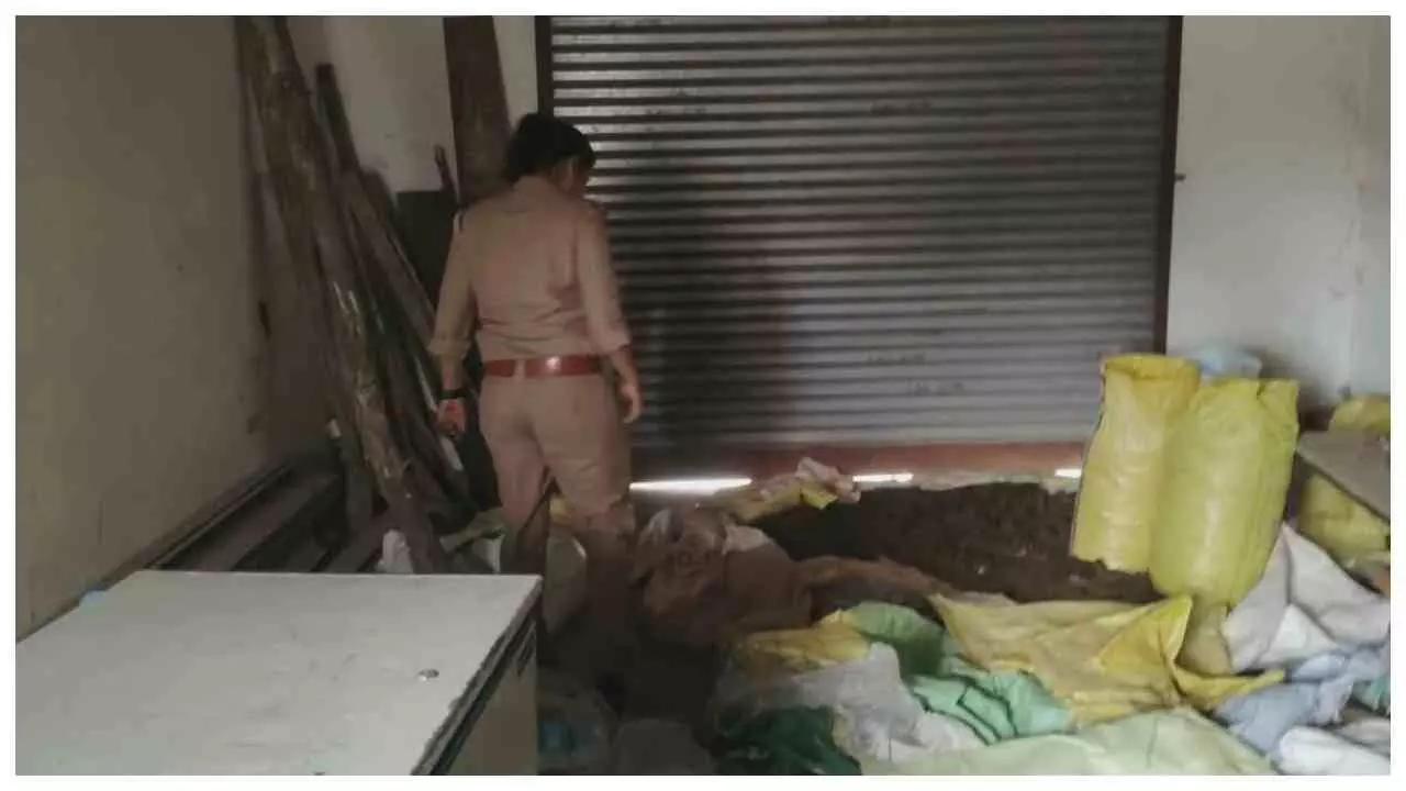 Hapur News: गढ़ खादर में जहरीली शराब का भंडाफोड़, भट्टियां तोड़ीं, 300 किलो लहन नष्ट Hapur News: गढ़ खादर में जहरीली शराब का भंडाफोड़, भट्टियां तोड़ीं, 300 किलो लहन नष्ट