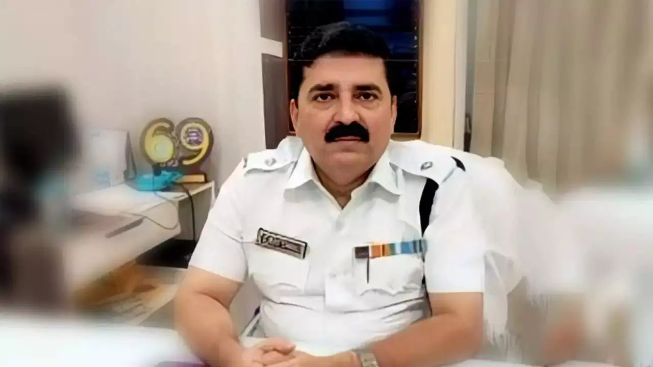 Kolkata Former DCP Arrest: वर्दी की आड़ में रंगदारी का खेल? कोलकाता के पूर्व DCP शांतनु बिस्वास गिरफ्तार, ED का बड़ा एक्शन Kolkata Former DCP Arrest: वर्दी की आड़ में रंगदारी का खेल? कोलकाता के पूर्व DCP शांतनु बिस्वास गिरफ्तार, ED का बड़ा एक्शन