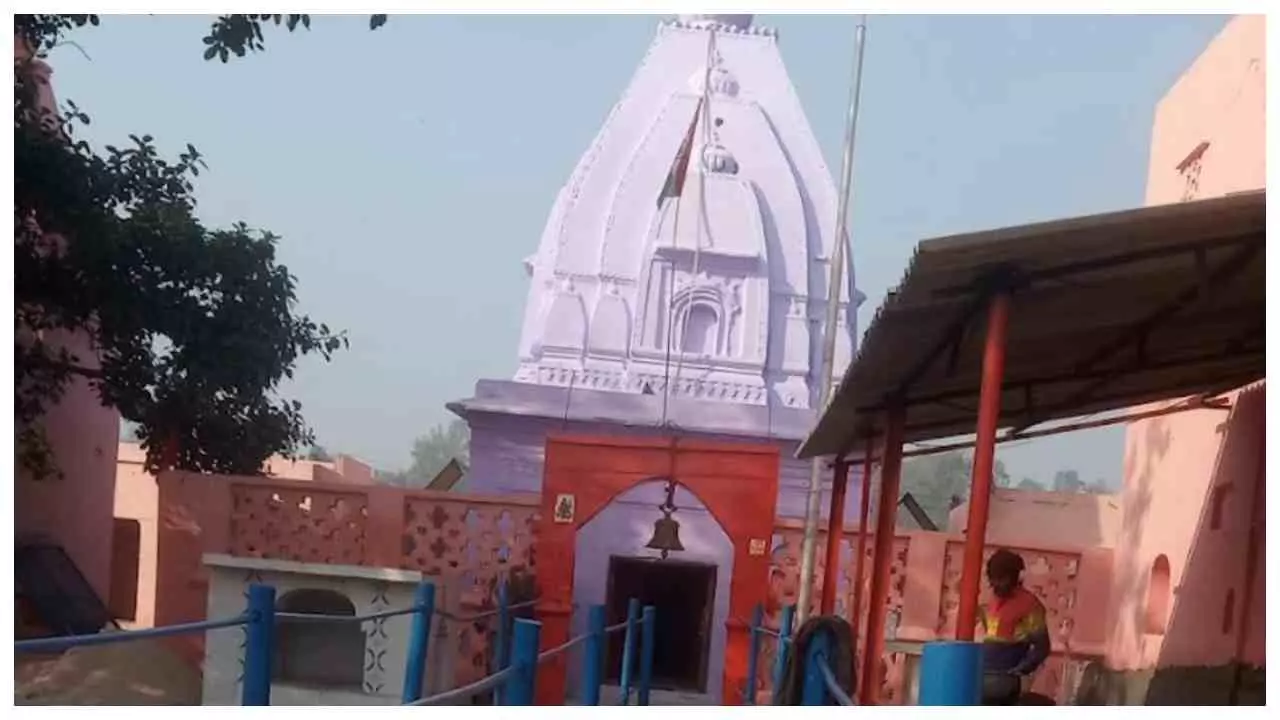 Hapur News : महादेव मंदिर पर रंगदारी का साया, हर साल 5 लाख मांगने का आरोप, केस दर्ज Hapur News : महादेव मंदिर पर रंगदारी का साया, हर साल 5 लाख मांगने का आरोप, केस दर्ज