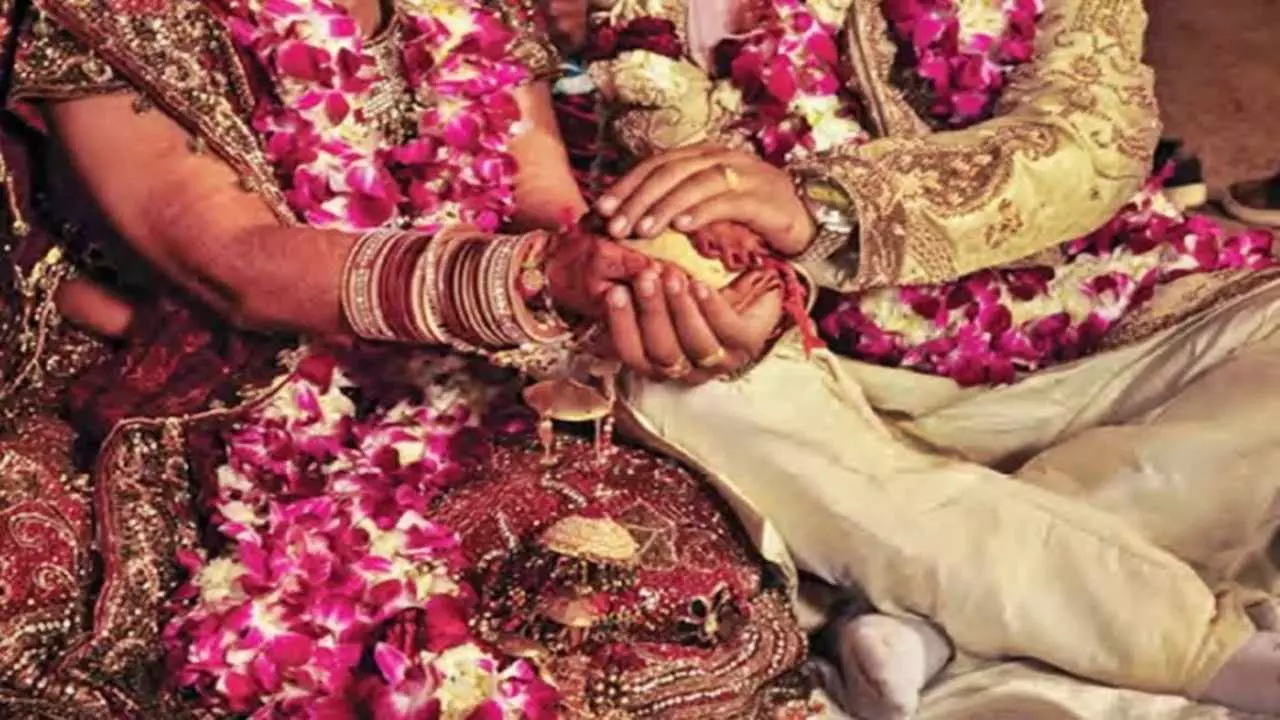 Bihar Wedding Viral News: हल्दी की रस्म, 9 साल का राज और 3 बच्चे! शादी से ठीक पहले एक मैसेज ने खोली दूल्हे की पोल, फिर जो हुआ... Bihar Wedding Viral News: हल्दी की रस्म, 9 साल का राज और 3 बच्चे! शादी से ठीक पहले एक मैसेज ने खोली दूल्हे की पोल, फिर जो हुआ...