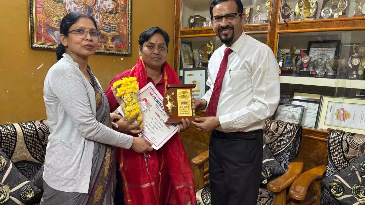 Balrampur News: राष्ट्रीय हॉकी प्रतियोगिता में तीसरा स्थान पाने पर रश्मि सिंह सम्मानित Balrampur News: राष्ट्रीय हॉकी प्रतियोगिता में तीसरा स्थान पाने पर रश्मि सिंह सम्मानित