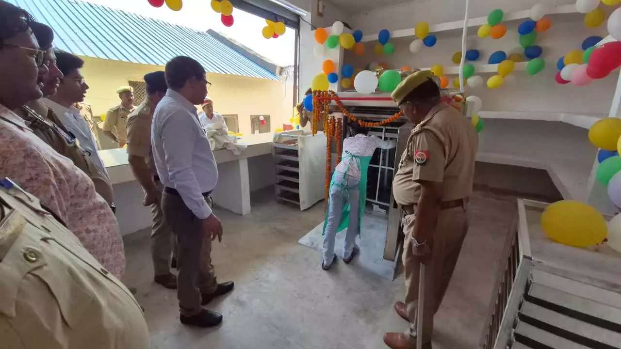 Jalaun News: जालौन जिला कारागार उरई में आत्मनिर्भरता की नई पहल, डीएम ने शुरू कराई बेकरी यूनिट