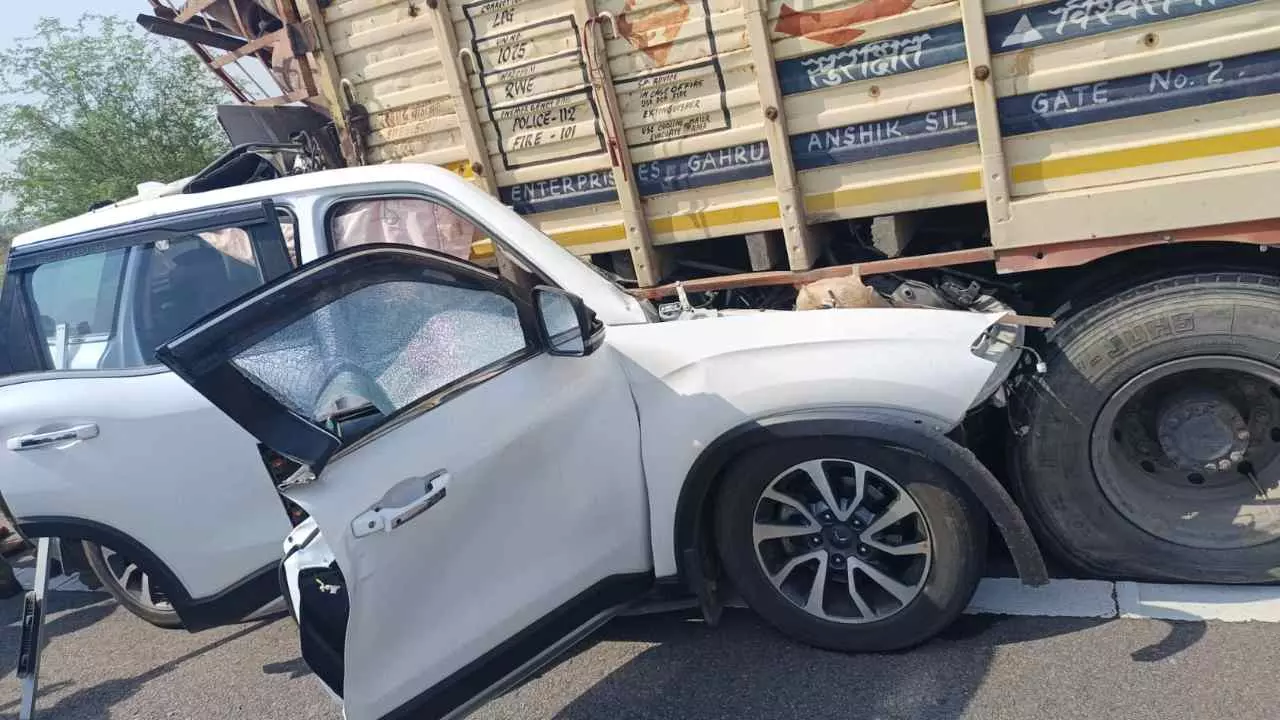 Banda Accident News: बुंदेलखंड एक्सप्रेसवे हादसा: खड़ी डीसीएम से टकराई स्कॉर्पियो, चार की मौत Banda Accident News: बुंदेलखंड एक्सप्रेसवे हादसा: खड़ी डीसीएम से टकराई स्कॉर्पियो, चार की मौत