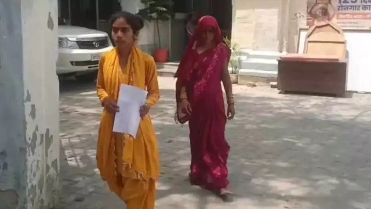 Mainpuri News: मैनपुरी में विधवा महिला की जमीन हड़पने का आरोप, एसपी से लगाई न्याय की गुहार Mainpuri News: मैनपुरी में विधवा महिला की जमीन हड़पने का आरोप, एसपी से लगाई न्याय की गुहार