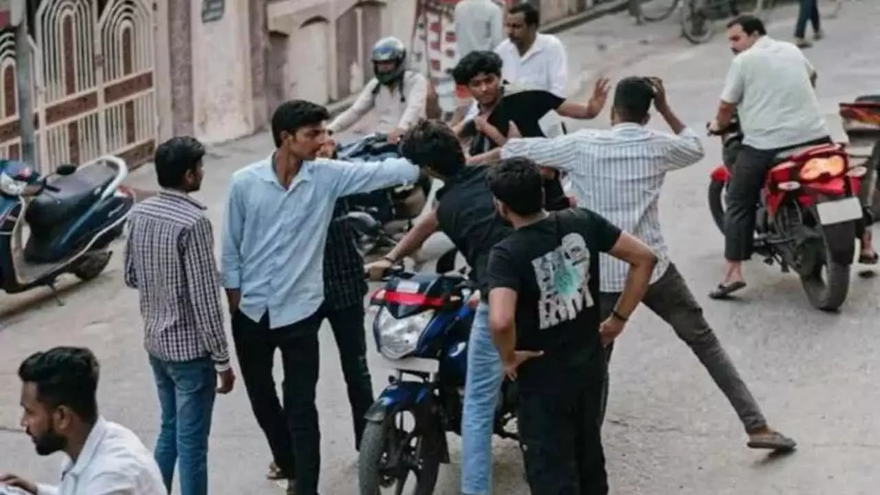 Gonda News: गोण्डा में ‘बीयर के पैसे’ न देने पर छात्र पर हमला, सीसीटीवी वीडियो वायरल Gonda News: गोण्डा में ‘बीयर के पैसे’ न देने पर छात्र पर हमला, सीसीटीवी वीडियो वायरल