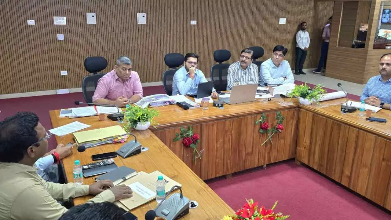 Jhansi News: झांसी में भीषण गर्मी के बीच बिजली-पानी व्यवस्था को लेकर डीएम का सख्त निर्देश Jhansi News: झांसी में भीषण गर्मी के बीच बिजली-पानी व्यवस्था को लेकर डीएम का सख्त निर्देश