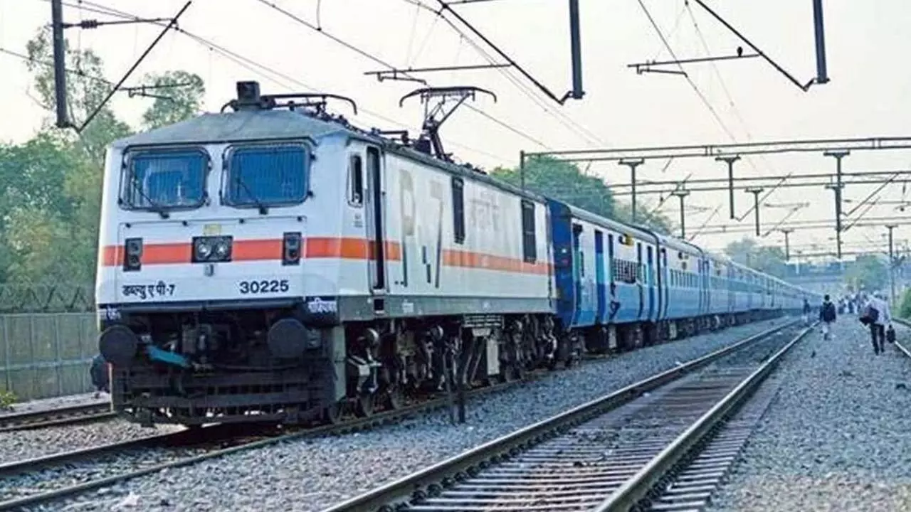 Speed ​​of Kashi Vishwanath Express deteriorates after rack sharing, passengers are increasingly troubled