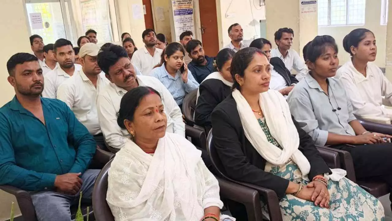 Jhansi News: डीएलएसए सचिव ईशा त्रिपाठी ने कार्यभार संभालकर अंतिम व्यक्ति तक न्याय पर जोर दिया Jhansi News: डीएलएसए सचिव ईशा त्रिपाठी ने कार्यभार संभालकर अंतिम व्यक्ति तक न्याय पर जोर दिया