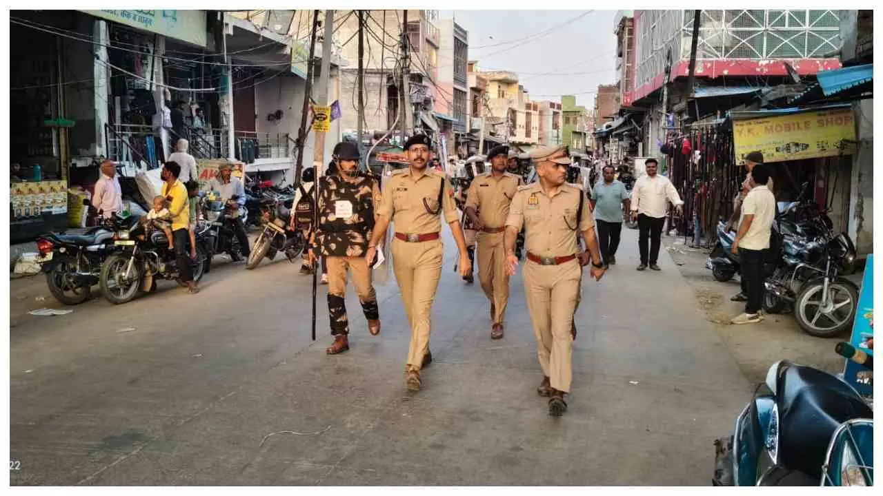 Aligarh News : कानून व्यवस्था पर SSP सख्त, चण्डौस में पुलिस का फ्लैग मार्च और पैदल गश्त Aligarh News : कानून व्यवस्था पर SSP सख्त, चण्डौस में पुलिस का फ्लैग मार्च और पैदल गश्त