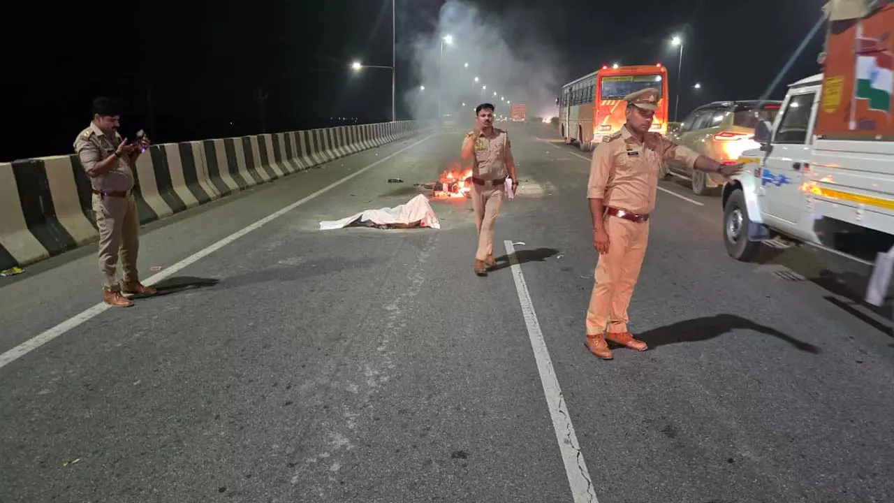 Moving bike becomes ball of fire on NH-9, youth burns alive, child killed in Hadse