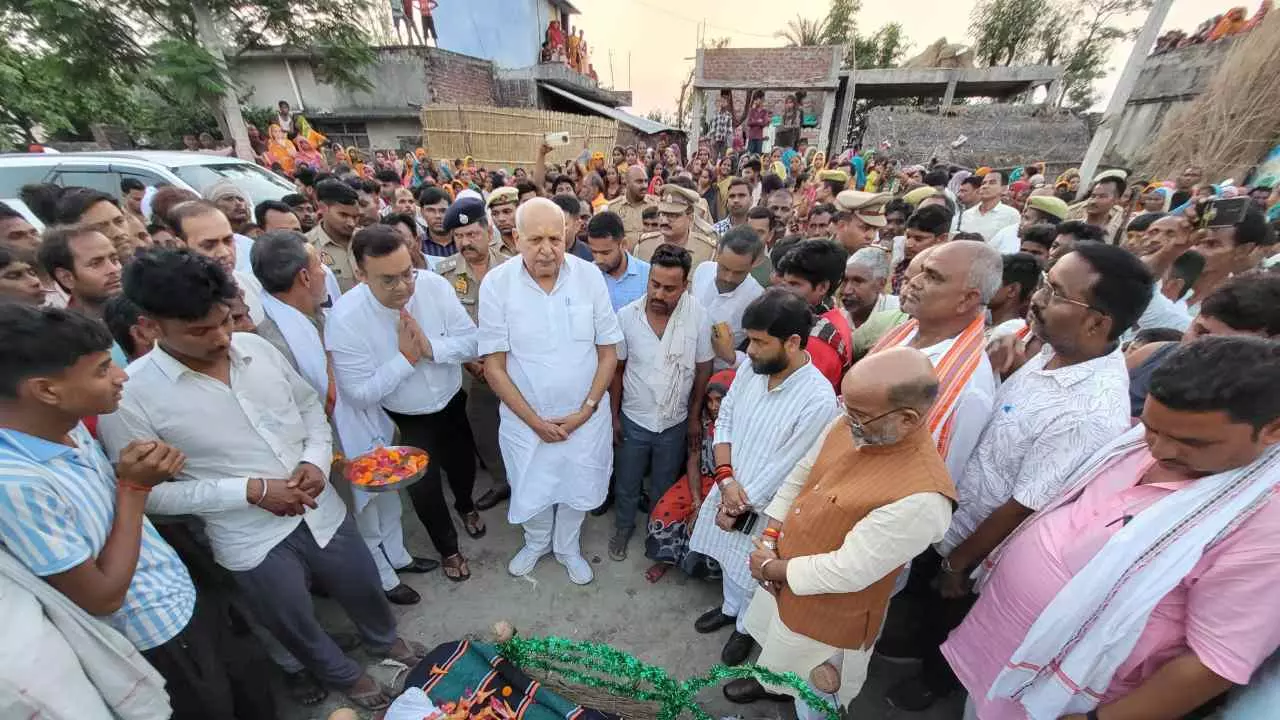 Bahraich News: आंधी-तूफान में फेरी व्यापारी की मौत, प्रभारी मंत्री ने पहुंचकर जताया शोक Bahraich News: आंधी-तूफान में फेरी व्यापारी की मौत, प्रभारी मंत्री ने पहुंचकर जताया शोक