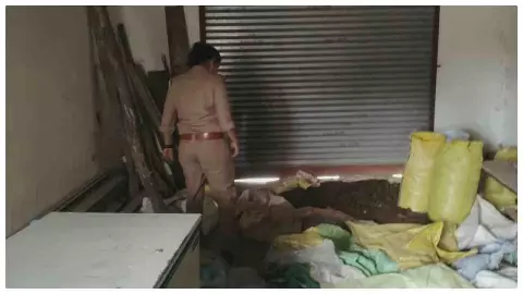 Hapur News: गढ़ खादर में जहरीली शराब का भंडाफोड़, भट्टियां तोड़ीं, 300 किलो लहन नष्ट Hapur News: गढ़ खादर में जहरीली शराब का भंडाफोड़, भट्टियां तोड़ीं, 300 किलो लहन नष्ट