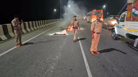 Moving bike becomes ball of fire on NH-9, youth burns alive, child killed in Hadse Moving bike becomes ball of fire on NH-9, youth burns alive, child killed in Hadse