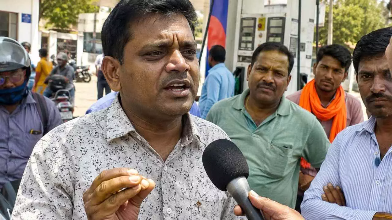 Varanasi Fuel Price Hike: आधा वेतन तो तेल में ही... महंगाई की मार से कराह उठी काशी! पेट्रोल-डीजल के बढ़ते दामों पर क्या बोली जनता? Varanasi Fuel Price Hike: आधा वेतन तो तेल में ही... महंगाई की मार से कराह उठी काशी! पेट्रोल-डीजल के बढ़ते दामों पर क्या बोली जनता?