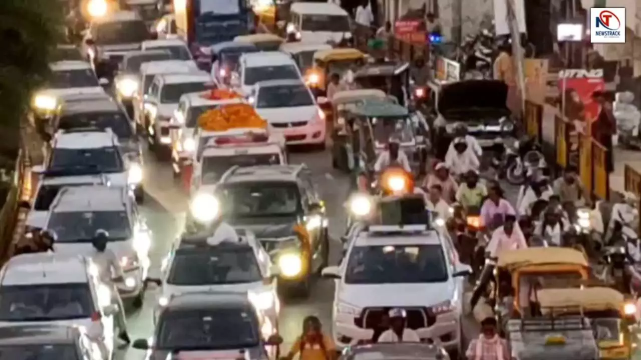 Varanasi Viral Video: काशी में हंसराज विश्वकर्मा के स्वागत में उतरा बुलडोज़र! गाड़ियों के काफिले से लगा भीषण जाम, भूल गए PM की अपील?