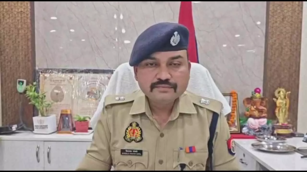 Meerut News: प्रेम प्रसंग से नाराज पिता ने बेटी पर किए ताबड़तोड़ चाकू से वार, हालत गंभीर Meerut News: प्रेम प्रसंग से नाराज पिता ने बेटी पर किए ताबड़तोड़ चाकू से वार, हालत गंभीर