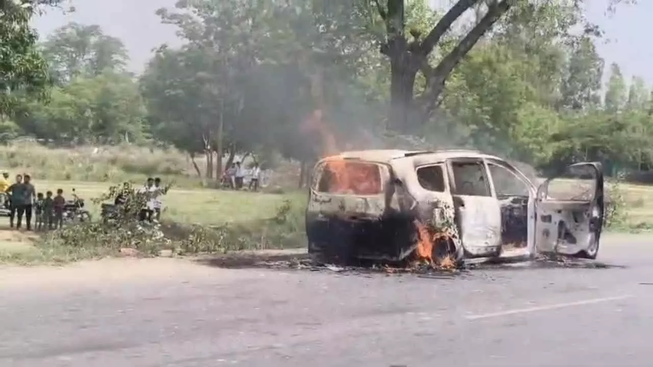 Bahraich News: चलती इनोवा कार बनी आग का गोला, हाईवे पर मची अफरा-तफरी Bahraich News: चलती इनोवा कार बनी आग का गोला, हाईवे पर मची अफरा-तफरी