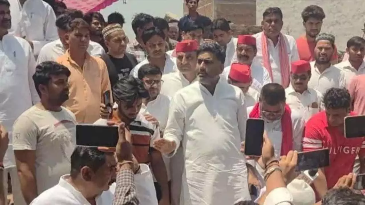 Hapur: हापुड़ में बुलडोजर कार्रवाई पर भड़की सियासत, पीड़ित परिवार से मिले सपा विधायक अतुल प्रधान