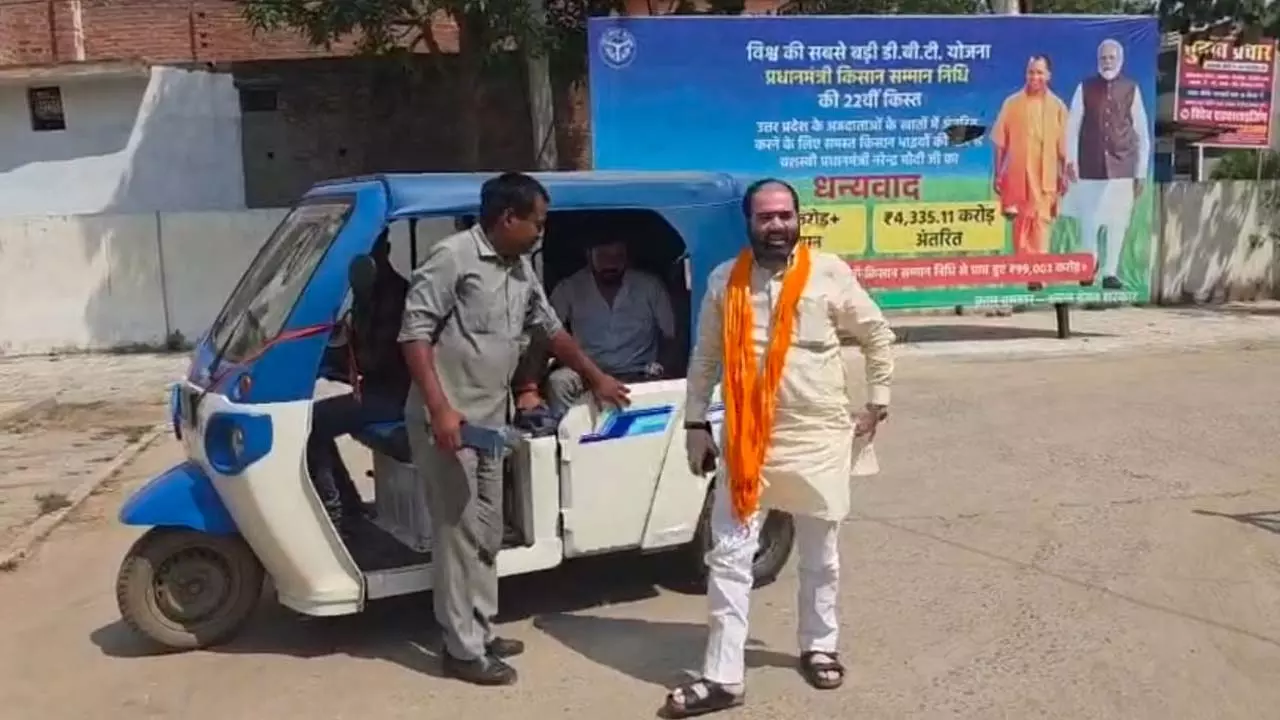 Impact of PMs appeal: Minister Satish Sharma out on inspection from EV-Auto