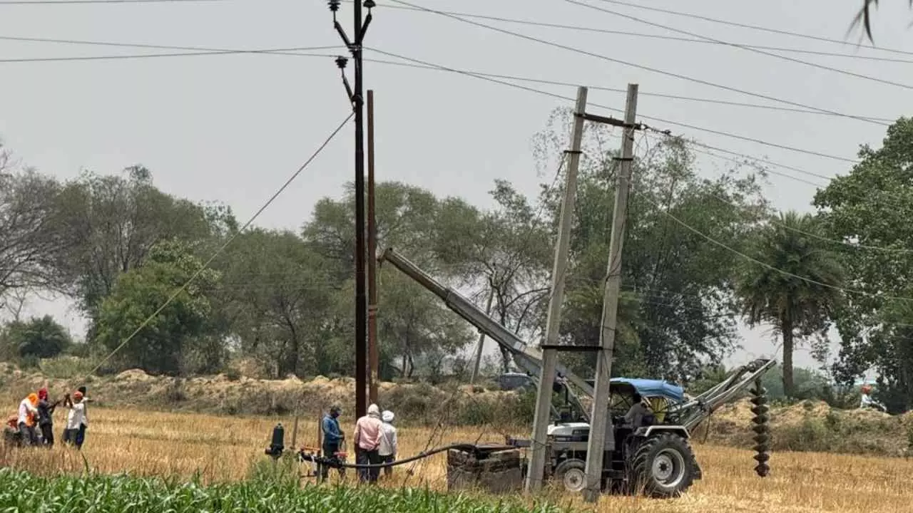 Sonbhadra News: आंधी-तूफान से चरमराई बिजली व्यवस्था, 600 पोल और 96 ट्रांसफार्मर क्षतिग्रस्त Sonbhadra News: आंधी-तूफान से चरमराई बिजली व्यवस्था, 600 पोल और 96 ट्रांसफार्मर क्षतिग्रस्त
