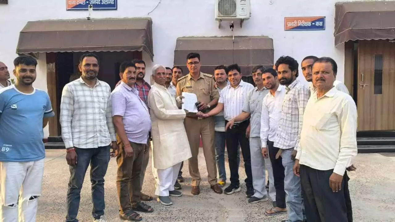 Aligarh News: अलीगढ़ में ब्राह्मण समाज का प्रदर्शन, सपा प्रवक्ता पर मुकदमा दर्ज करने की मांग