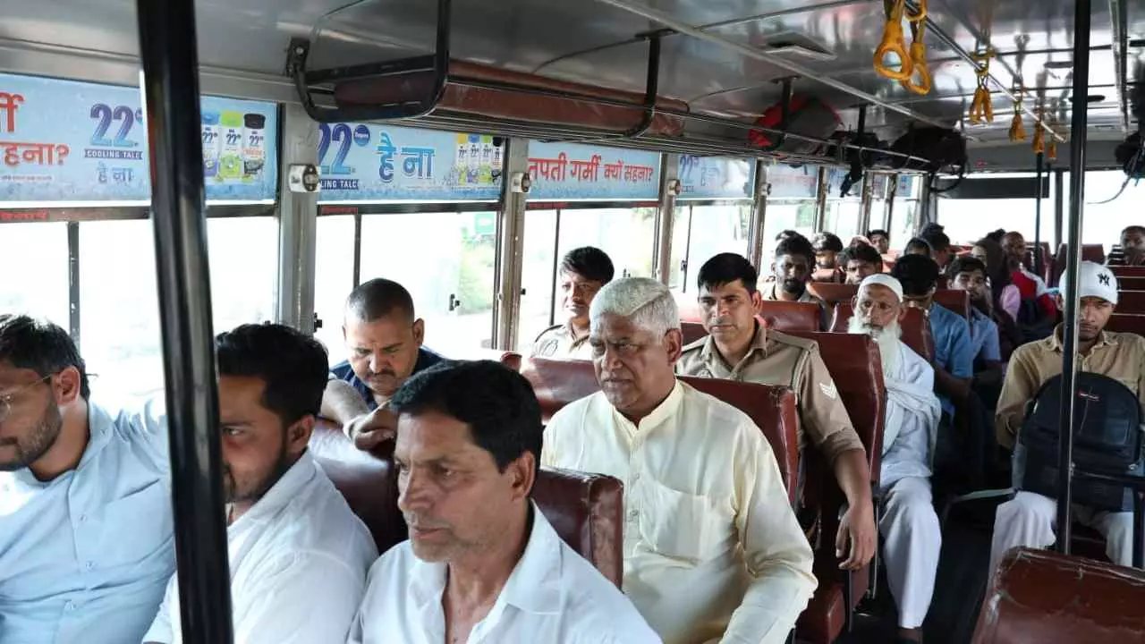 Shamli News: दुकान के मुहूर्त कार्यक्रम में शामिल होने रोडवेज बस से पहुंचे मंत्री जसवंत सैनी Shamli News: दुकान के मुहूर्त कार्यक्रम में शामिल होने रोडवेज बस से पहुंचे मंत्री जसवंत सैनी