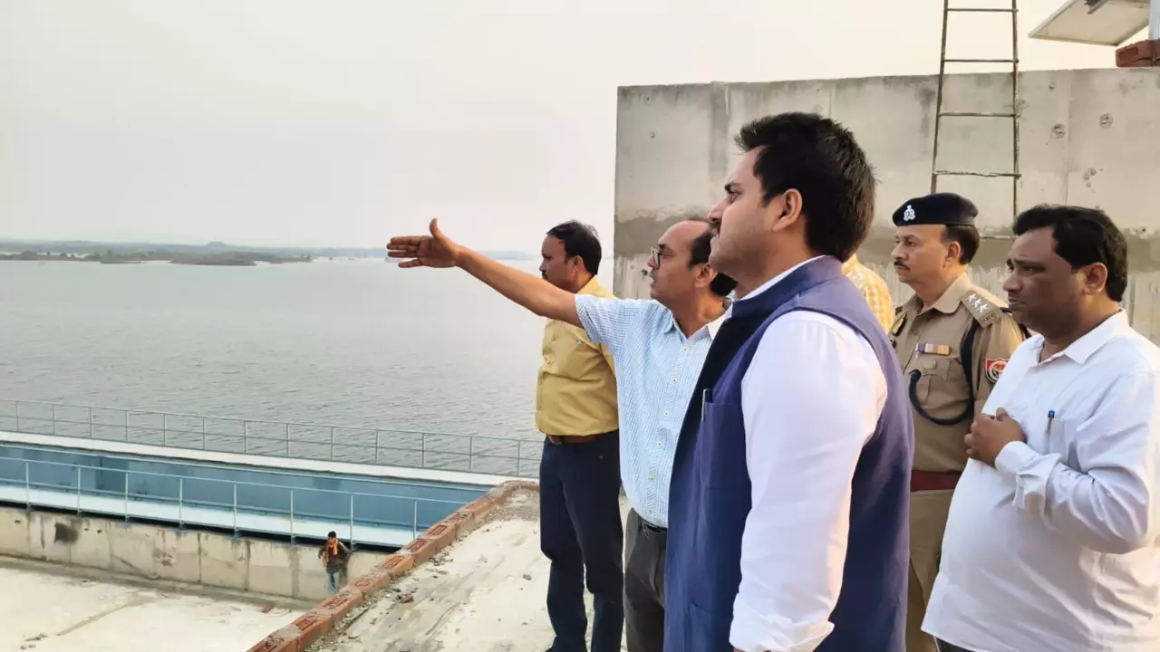 Sonbhadra News: कनहर परियोजना की सुस्ती पर डीएम का सख्त एक्शन,अफसरों को लगाई फटकार, ठेकेदारों को चेत