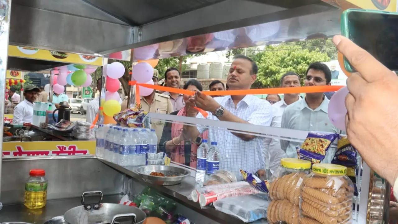 Azamgarh News :महिला सशक्तिकरण की डीएम ने की पहल, जनपद में 250 पिंक प्रेरणा दीदी कैंटीन/फास्ट फूड सेंटर का शुभारंभ
