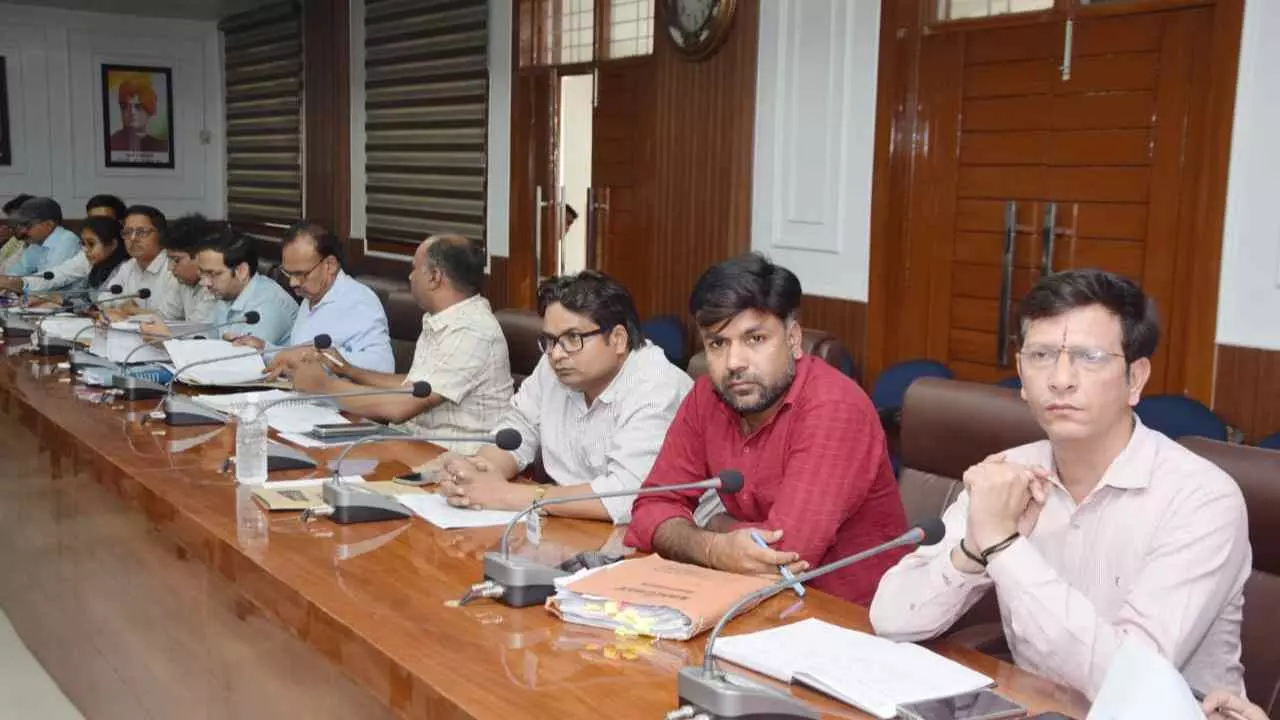 Lakhimpur: सीएम डैशबोर्ड व सीएमआईएस पोर्टल की डीएम ने की समीक्षा, विकास कार्यों में तेजी के निर्देश