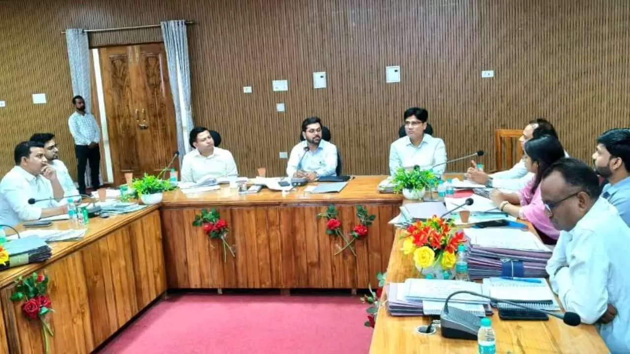 Jhansi News: डीएम ने अधिकारियों के कसे पेंच, कार्ययोजना बनाकर शत प्रतिशत करें लक्ष्य की प्राप्ति