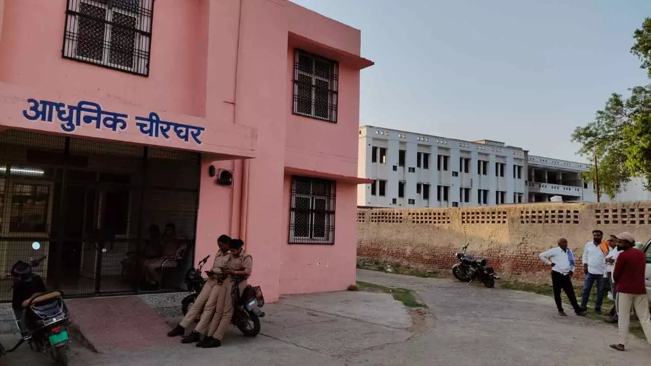 Hathras News: विवाहिता की मौत फांसी से नहीं, सिर में चोट लगने से हुई, पोस्टमार्टम में खुलासा