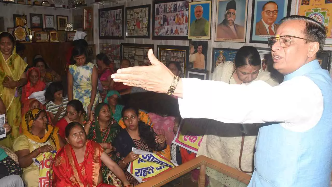 Meerut News: दुकानों पर बुलडोजर, घरों पर खतरा… शास्त्री नगर की महिलाओं का फूटा दर्द