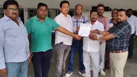 Traders march in Balrampur over high prices of gas cylinders Traders march in Balrampur over high prices of gas cylinders