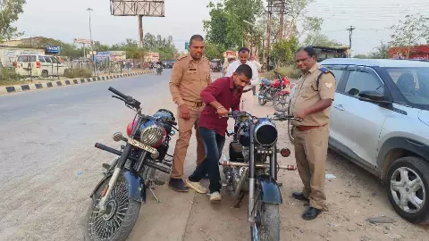 Jalaun News: मॉडिफाइड साइलेंसर और बिना परमिट वाहनों पर एआरटीओ की सख्त कार्रवाई, कई वाहन सीज