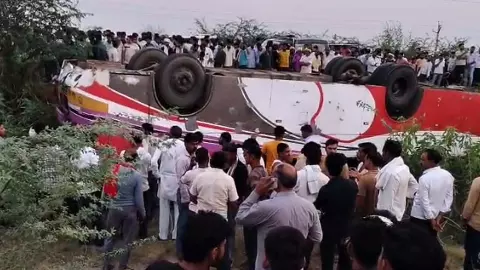 Speeding bus overturns in Khanti in Jaloun, female passenger dies, driver escapes