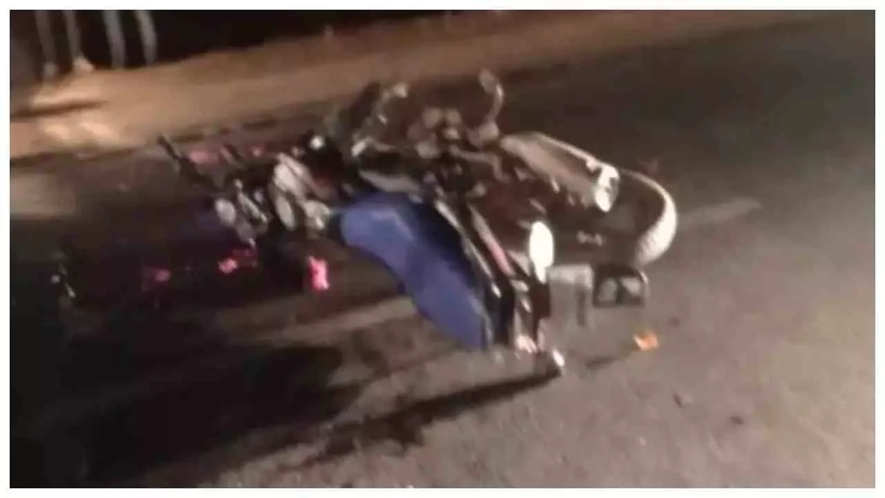 Chandauli News: मिट्टी खनन में लगे ट्रैक्टर ने बाइक सवारों को रौदा, एक की मौत, एक रेफर