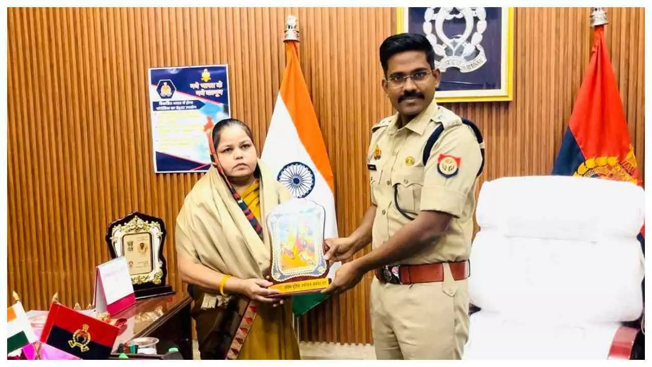 Etah News: बहादुर महिला का एसएसपी ने किया सम्मान, बदमाशों से भिड़ने का वीडियो हुआ था वायरल Etah News: बहादुर महिला का एसएसपी ने किया सम्मान, बदमाशों से भिड़ने का वीडियो हुआ था वायरल
