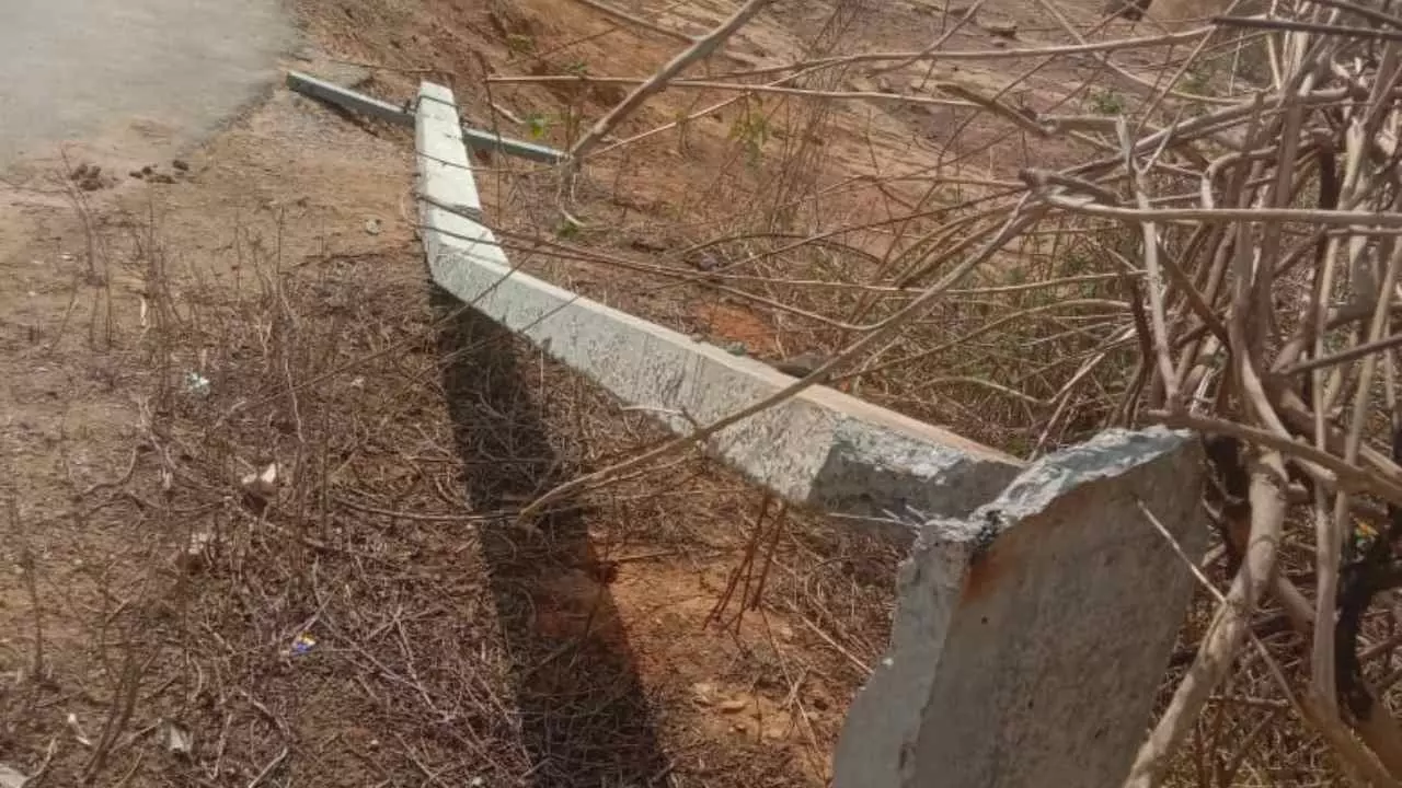 Chandauli News: आंधी-तूफान के 3 दिन बाद भी छाया अंधेरा, पानी के लिए त्राहि-त्राहि, आंदोलन की चेतावनी Chandauli News: आंधी-तूफान के 3 दिन बाद भी छाया अंधेरा, पानी के लिए त्राहि-त्राहि, आंदोलन की चेतावनी