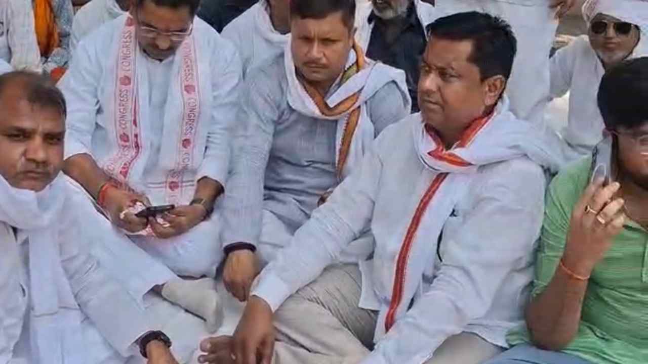 Congress Protest in Chandauli Against Trader Harassment, Inflation and ...