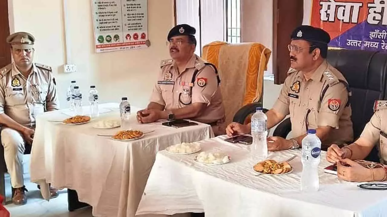 Jhansi News: रेलवे पुलिस और आरपीएफ का जागरूकता अभियान, ट्रेनों पर पत्थरबाजी को बताया गंभीर अपराध Jhansi News: रेलवे पुलिस और आरपीएफ का जागरूकता अभियान, ट्रेनों पर पत्थरबाजी को बताया गंभीर अपराध
