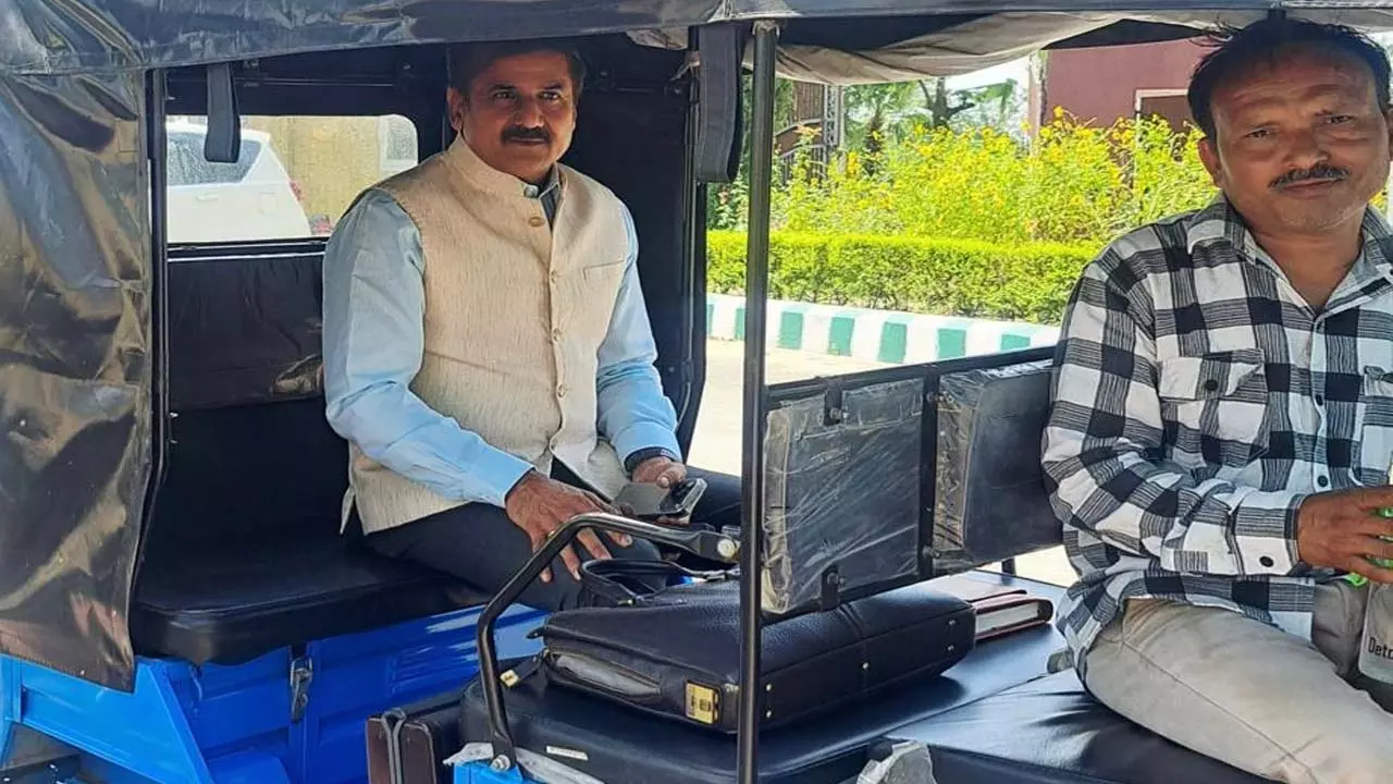 Vice Chancellor reaches office in Meerut by abandoned government vehicle, e-rickshaw Vice Chancellor reaches office in Meerut by abandoned government vehicle, e-rickshaw