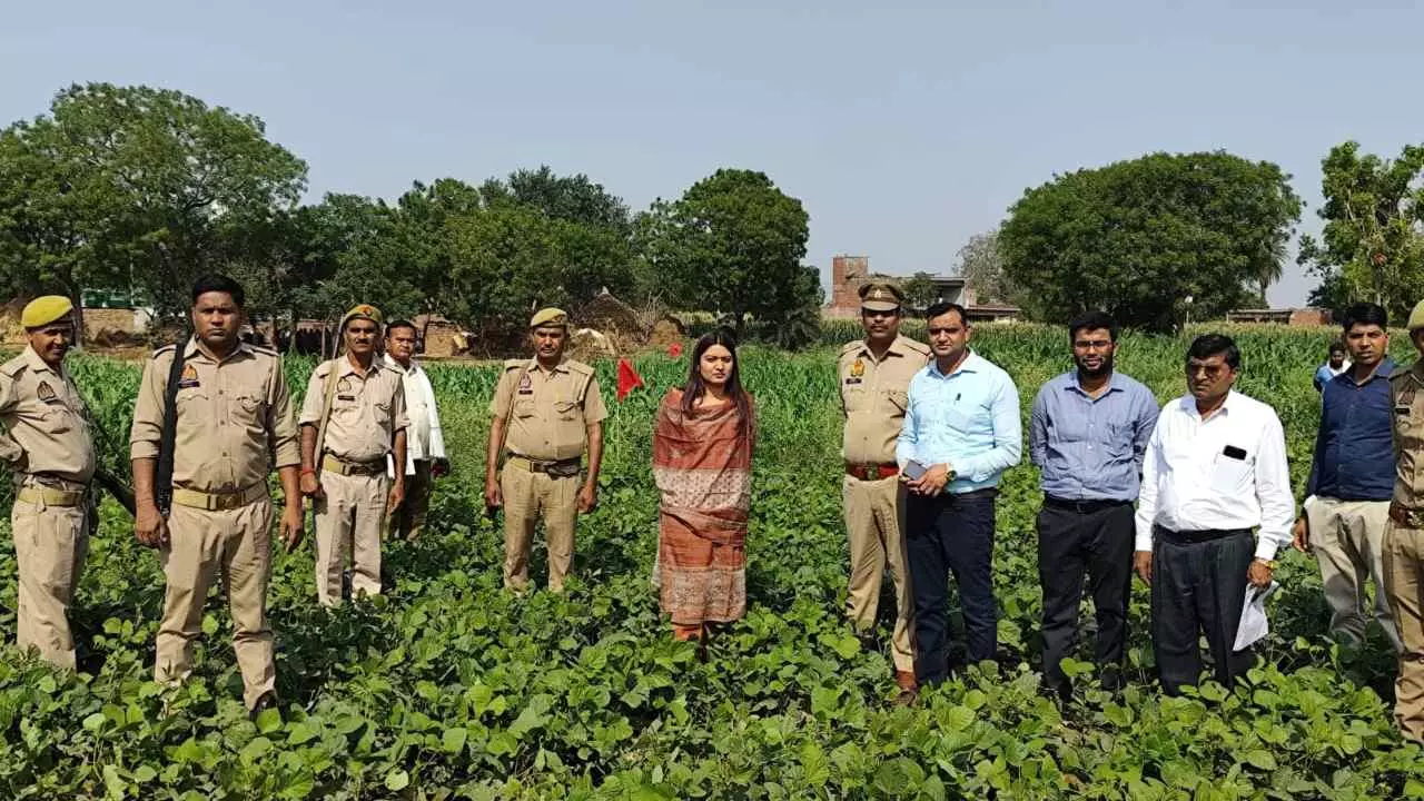 Etah News: एटा में बैंक बकायेदारों की भूमि कुर्क, प्रशासन ने चलाया सख्त वसूली अभियान Etah News: एटा में बैंक बकायेदारों की भूमि कुर्क, प्रशासन ने चलाया सख्त वसूली अभियान