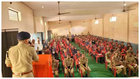 Aligarh News : अलीगढ़ में साइबर सुरक्षा अभियान, एसएसपी ने छात्रों को दिए डिजिटल सुरक्षा टिप्स