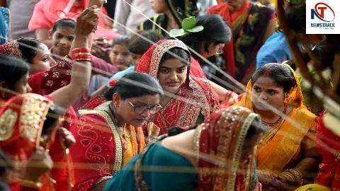 Lucknow News: वट सावित्री व्रत पर सुहागिन महिलाओं ने बरगद की पूजा कर मांगी अखंड सौभाग्य की कामना Lucknow News: वट सावित्री व्रत पर सुहागिन महिलाओं ने बरगद की पूजा कर मांगी अखंड सौभाग्य की कामना