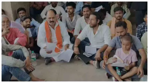 Basti News: बस्ती में जीत नारायण हत्याकांड पर बवाल, गिरफ्तारी न होने पर परिजनों का धरना