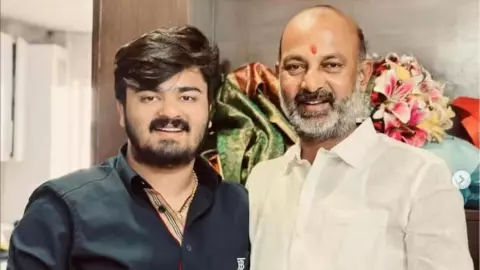 Bandi Sanjay Son Surrender : केंद्रीय मंत्री बंडी संजय कुमार के बेटे ने POCSO मामले में पुलिस के सामने किया सरेंडर Bandi Sanjay Son Surrender : केंद्रीय मंत्री बंडी संजय कुमार के बेटे ने POCSO मामले में पुलिस के सामने किया सरेंडर